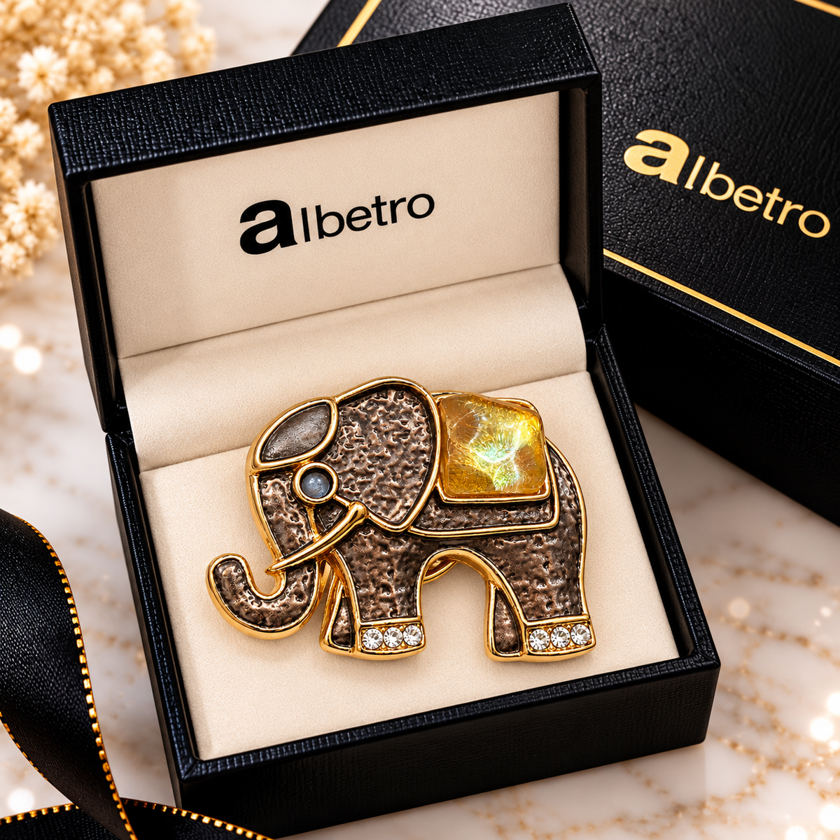 Albetro The Amber Gaja magnetic brooch back closure view