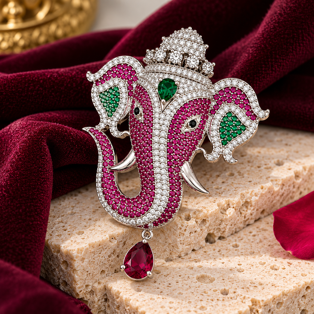 Albetro The Ruby Gajanan Argent brooch close-up view