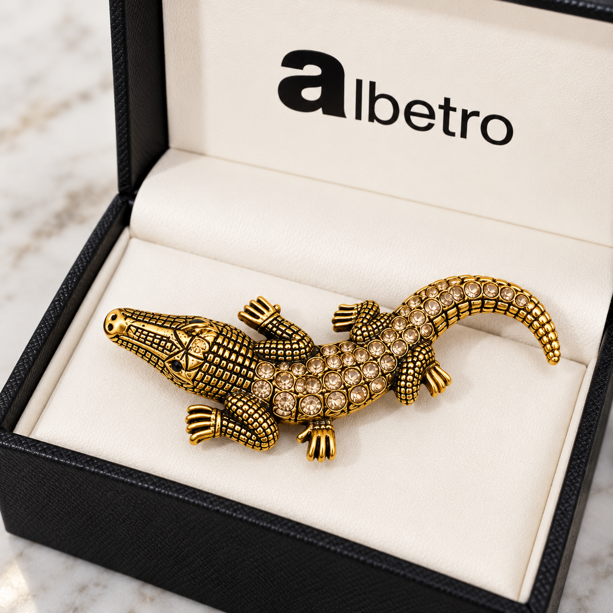 Albetro The Nile d'Or crocodile brooch close-up view